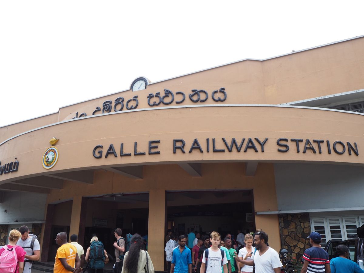 コロンボからゴールへ向かう電車は、ずっと海沿いを走るので気持ちが良かった
...