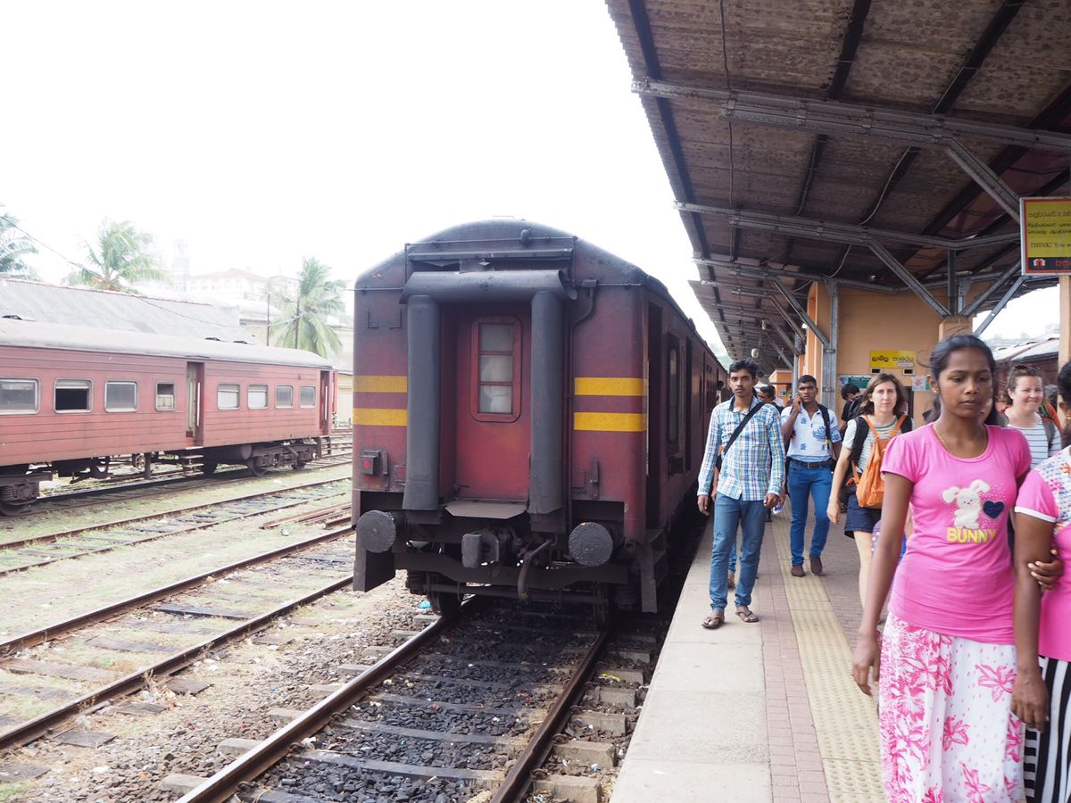 コロンボからゴールへ向かう電車は、ずっと海沿いを走るので気持ちが良かった
...