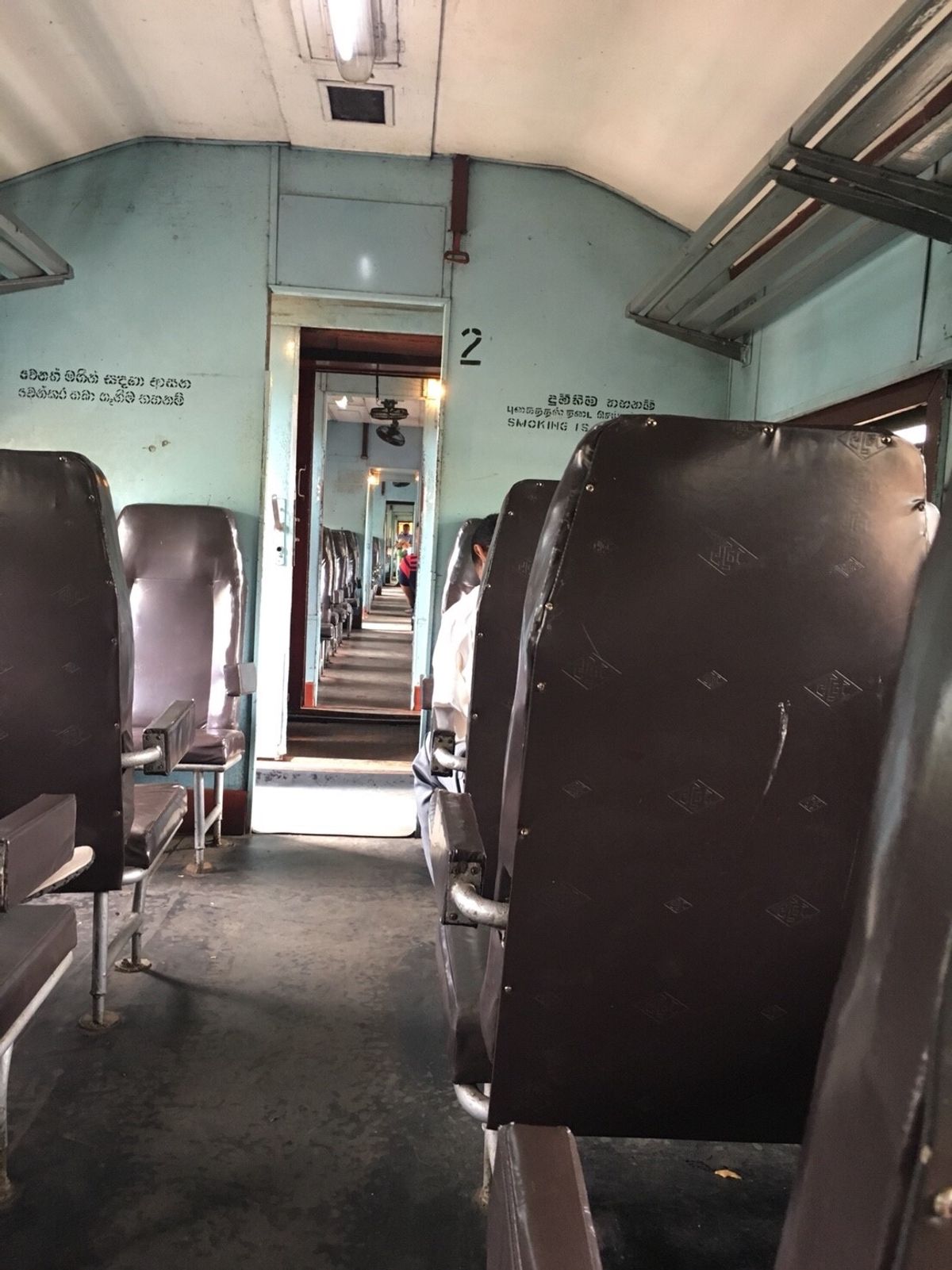 ゴール駅から電車に乗りマータラへ
時刻表はあってないようなもの
出発時刻を...