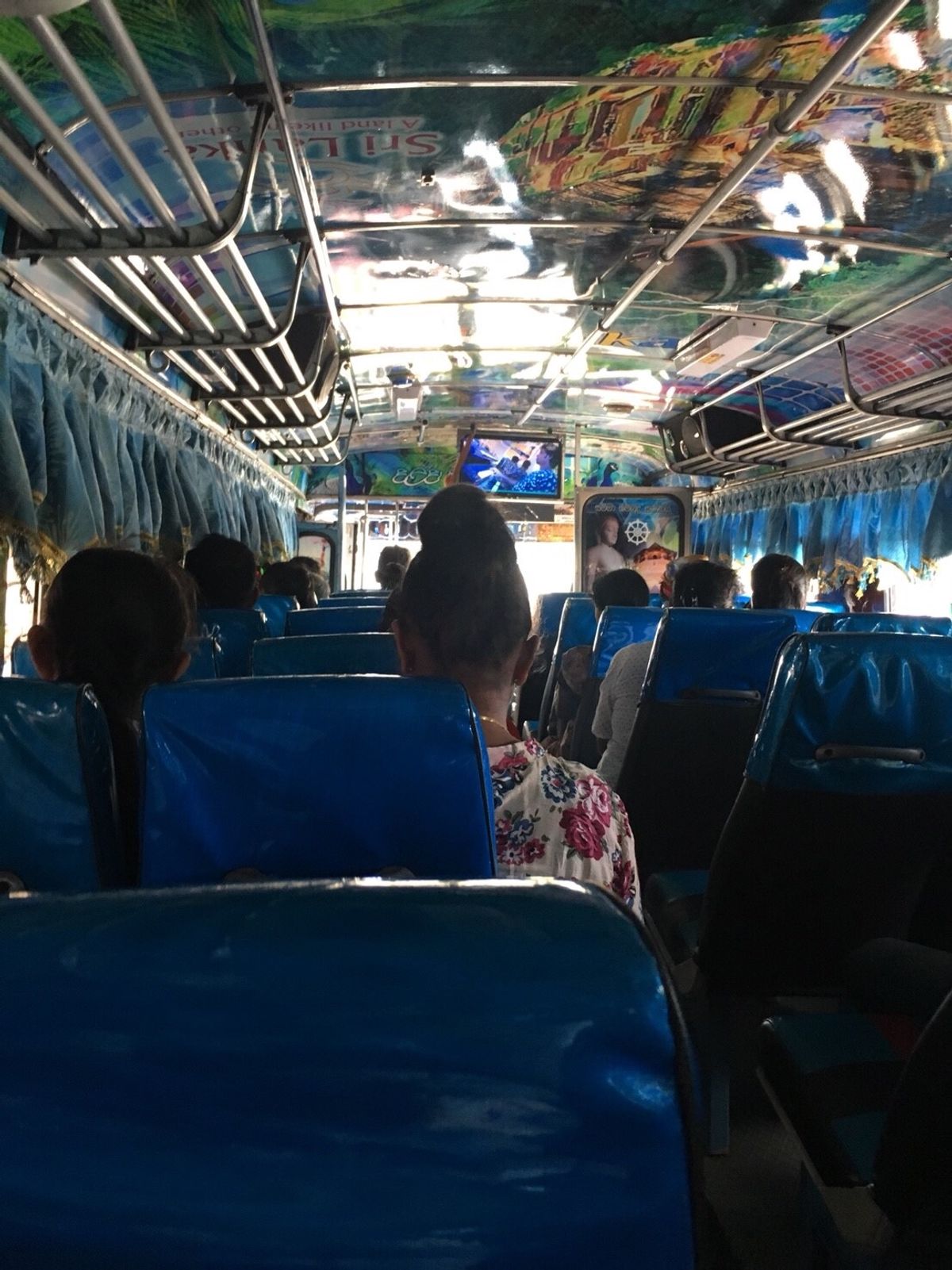 マータラからバスに乗り換え
ティッサマハーラーマへ到着
電車2時間、バ...