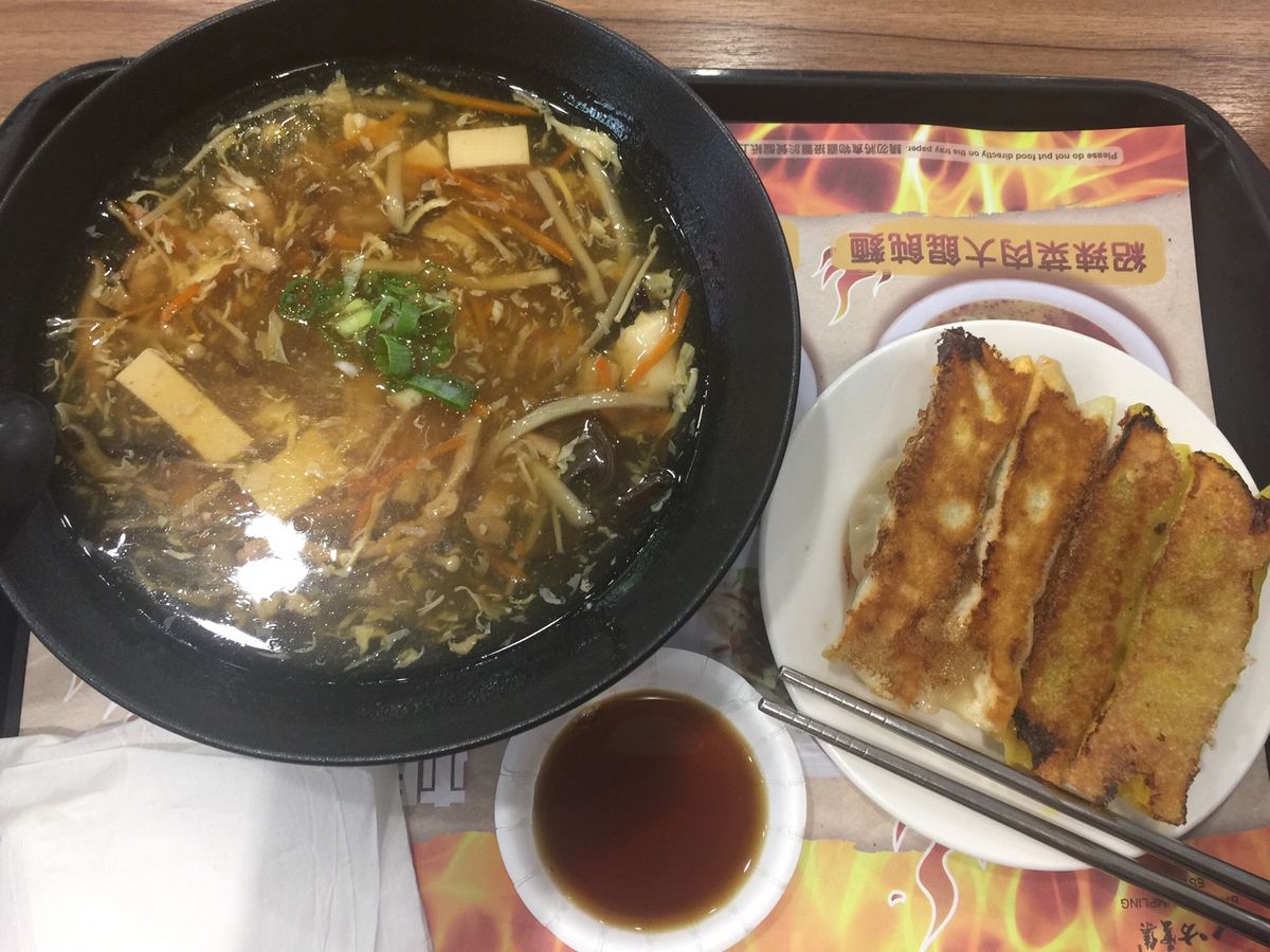 ここの酸辣湯も美味しかった！
黑糖珍珠鮮奶を初めて飲んでみたんだけど…甘い...