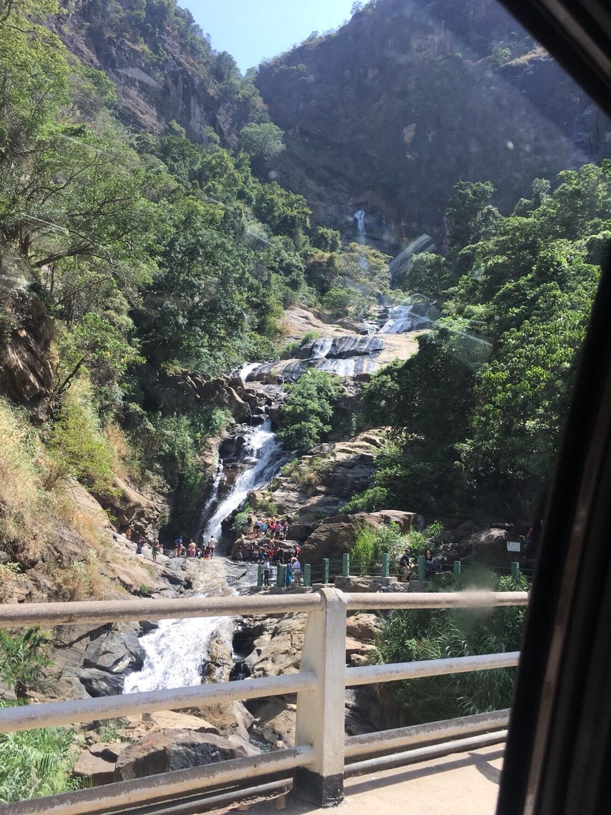 ティッサマハーラーマから車で約2時間かけて山間部の街エッラへ
バスで向かう...