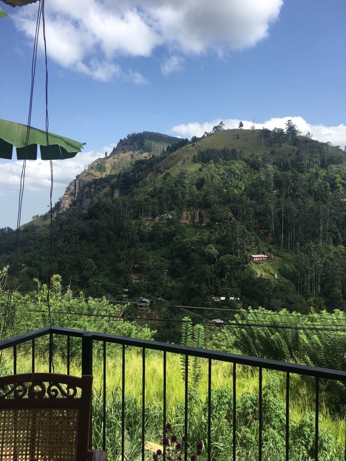 ティッサマハーラーマから車で約2時間かけて山間部の街エッラへ
バスで向かう...