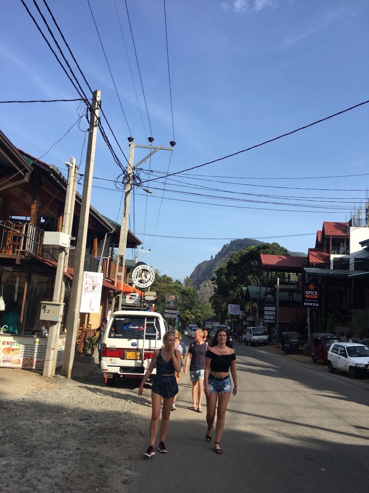 ティッサマハーラーマから車で約2時間かけて山間部の街エッラへ
バスで向かう...