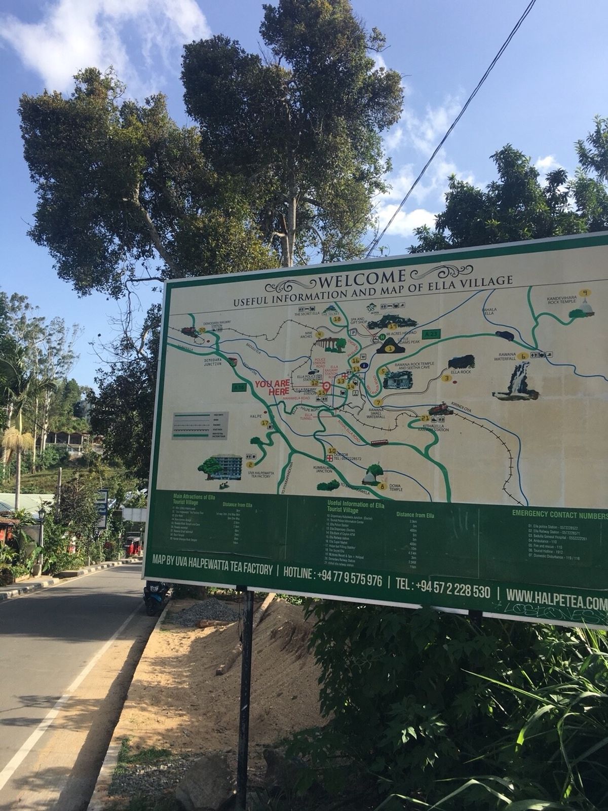 ティッサマハーラーマから車で約2時間かけて山間部の街エッラへ
バスで向かう...