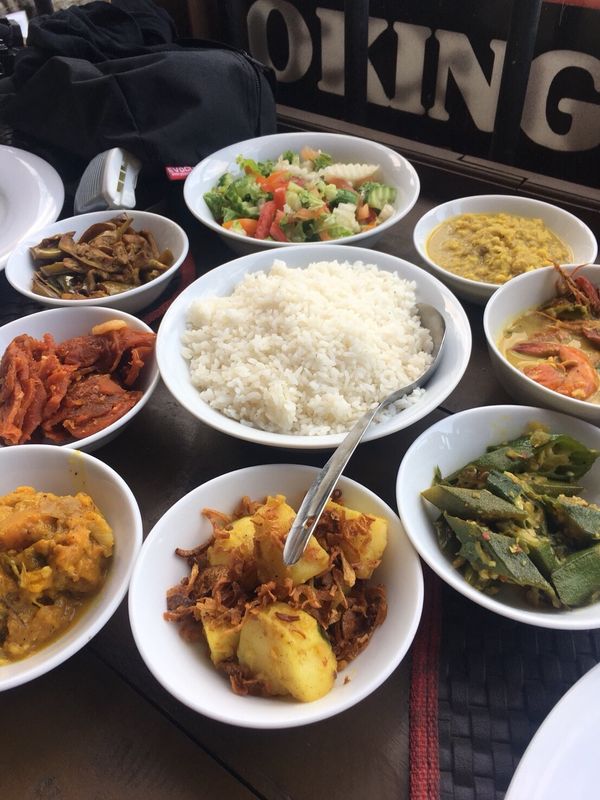 スリランカ・コロンボ「2018スリランカ一周」の写真：エッラでもカレーを食べた
これで1人前
...