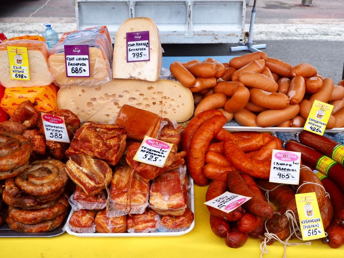中央公園で毎週末開かれているマーケット。野菜、フルーツ、海産物、肉類、蜂蜜...