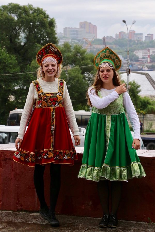 民族衣装を着て観光客との記念撮影に ウラジオストク - グッドトリップ