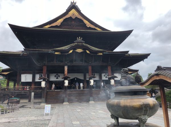 日本・長野県「戸隠高原・バードウォッチングと蕎麦の旅」の写真：東京に帰る前に立ち寄ったのは善光寺。市内...