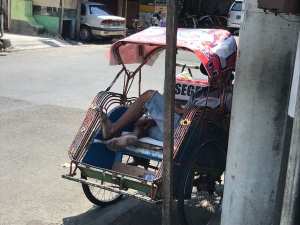 インドネシア・ジョグジャカルタ「インドネシア(2019.8.10～17)」の写真：①暑いからおっちゃんもお昼寝モード
②寂...