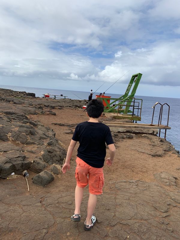 アメリカ(米国)・コナコーストリゾート「2019 大好きハワイ島❤️卒業旅行を兼ねた家族旅行」の写真：サウスポイントでは現地の若者が釣りをして...