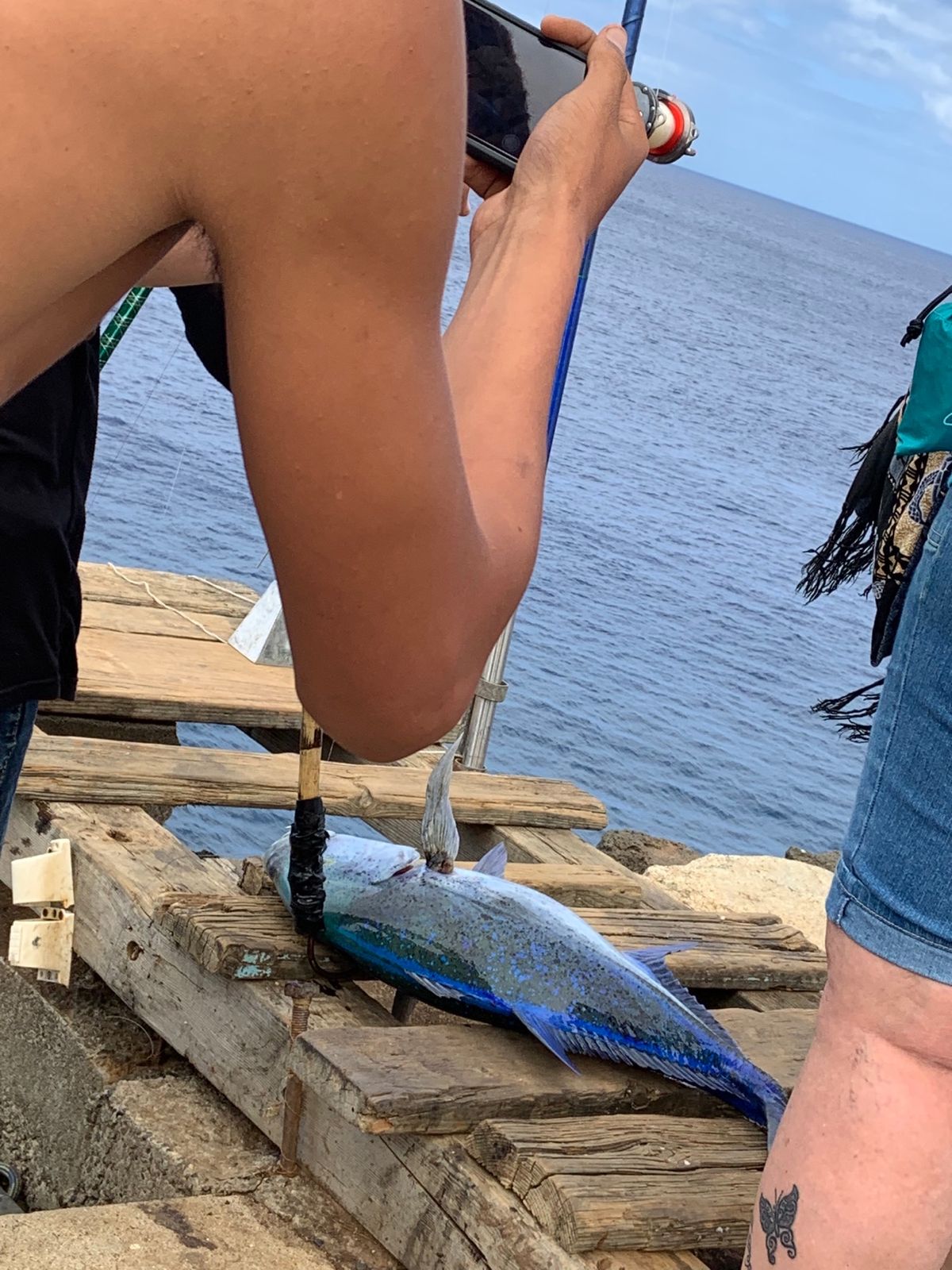 サウスポイントでは現地の若者が釣りをしていて、大きな魚を釣り上げてました🐟