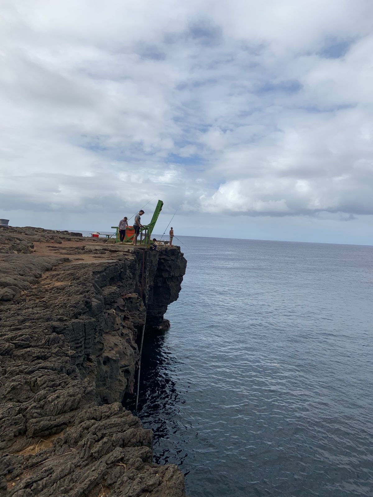 サウスポイントでは現地の若者が釣りをしていて、大きな魚を釣り上げてました🐟