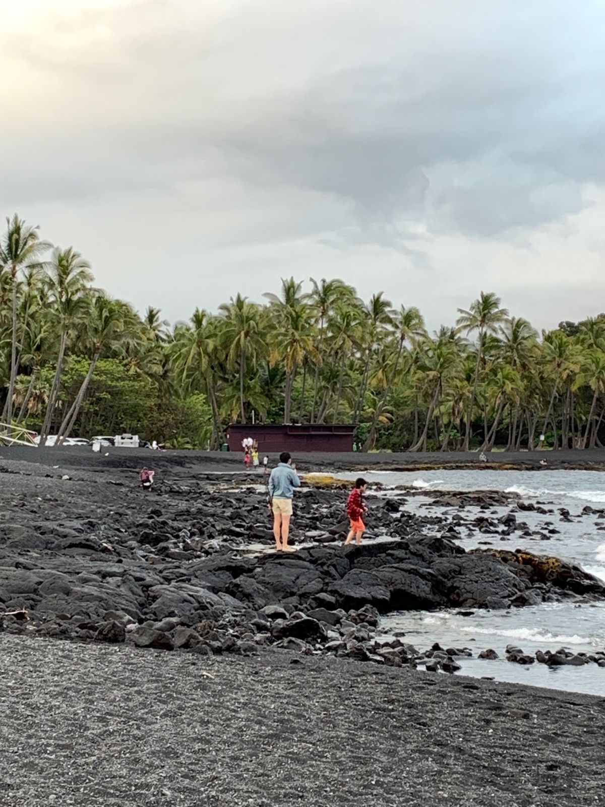 黒砂海岸は想像以上に真っ黒でした。