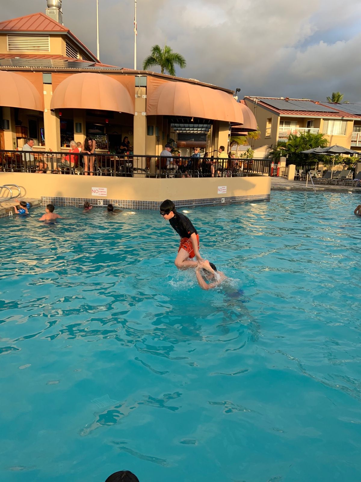 コンドに戻ったらご飯が出来るまで必ず子供達と旦那さんはプールです。 コナサ...