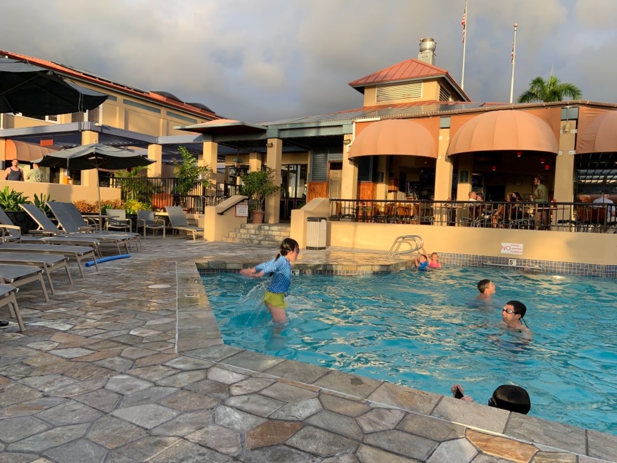 コンドに戻ったらご飯が出来るまで必ず子供達と旦那さんはプールです。 コナサ...