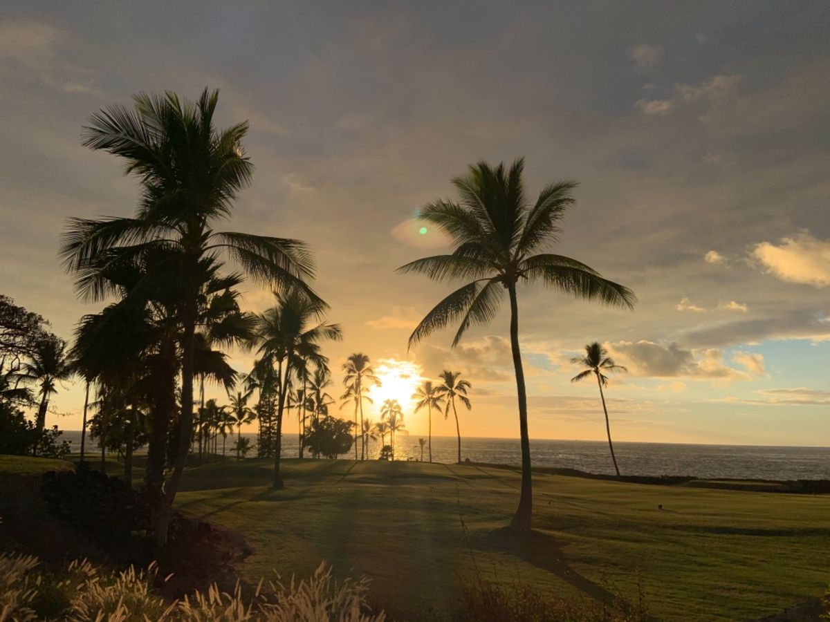 コンドに戻ったらご飯が出来るまで必ず子供達と旦那さんはプールです。 コナサ...