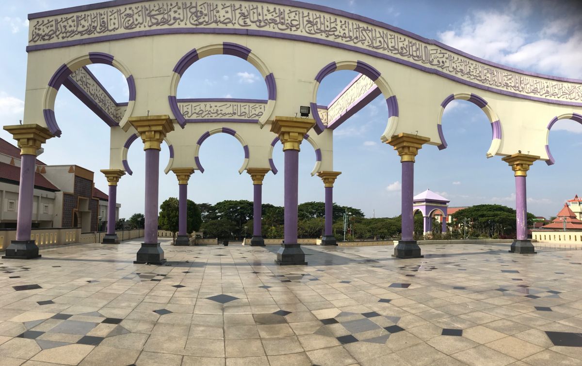 ①歴史地区の入口より
②この日の気温。うーん、やっぱり暑いわ。
③Cent...