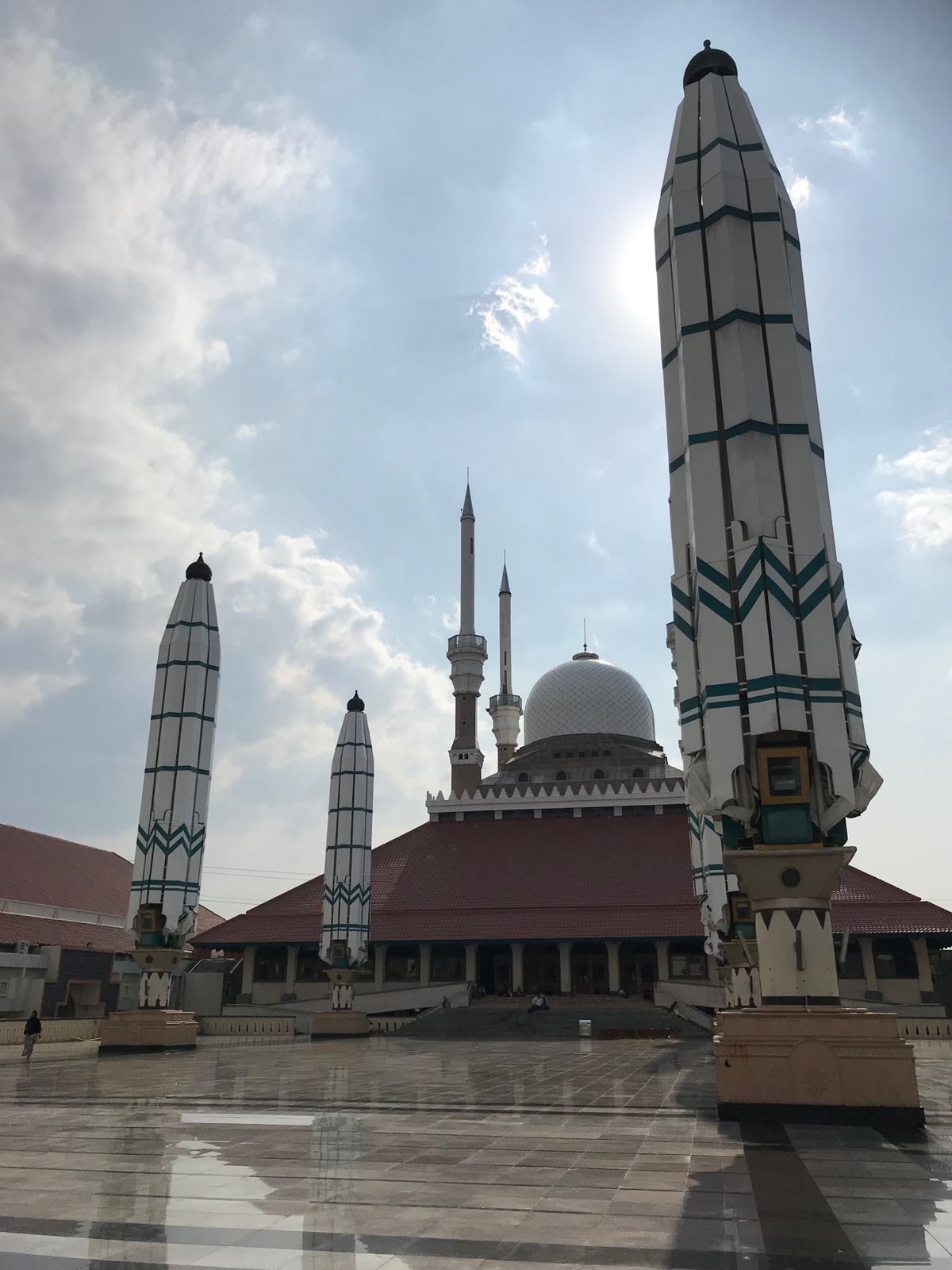 ①歴史地区の入口より
②この日の気温。うーん、やっぱり暑いわ。
③Cent...