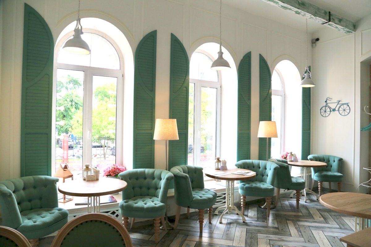 パステルブルーと白を基調とした内装が可愛いカフェ、Duet

ウラジオスト...