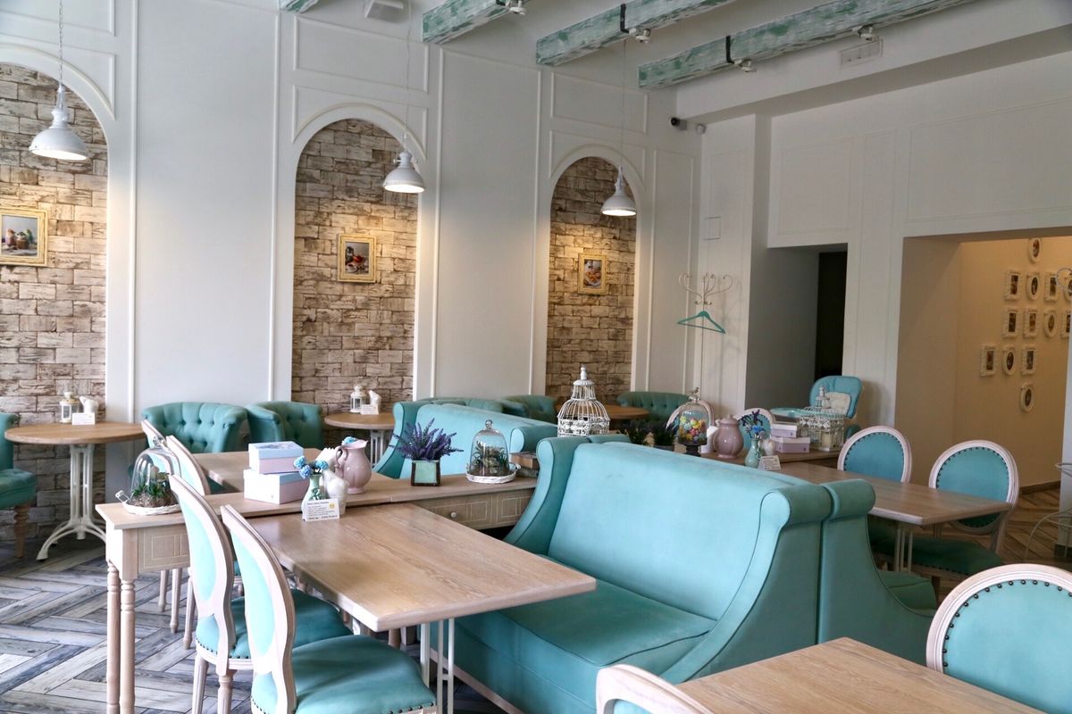 パステルブルーと白を基調とした内装が可愛いカフェ、Duet

ウラジオスト...