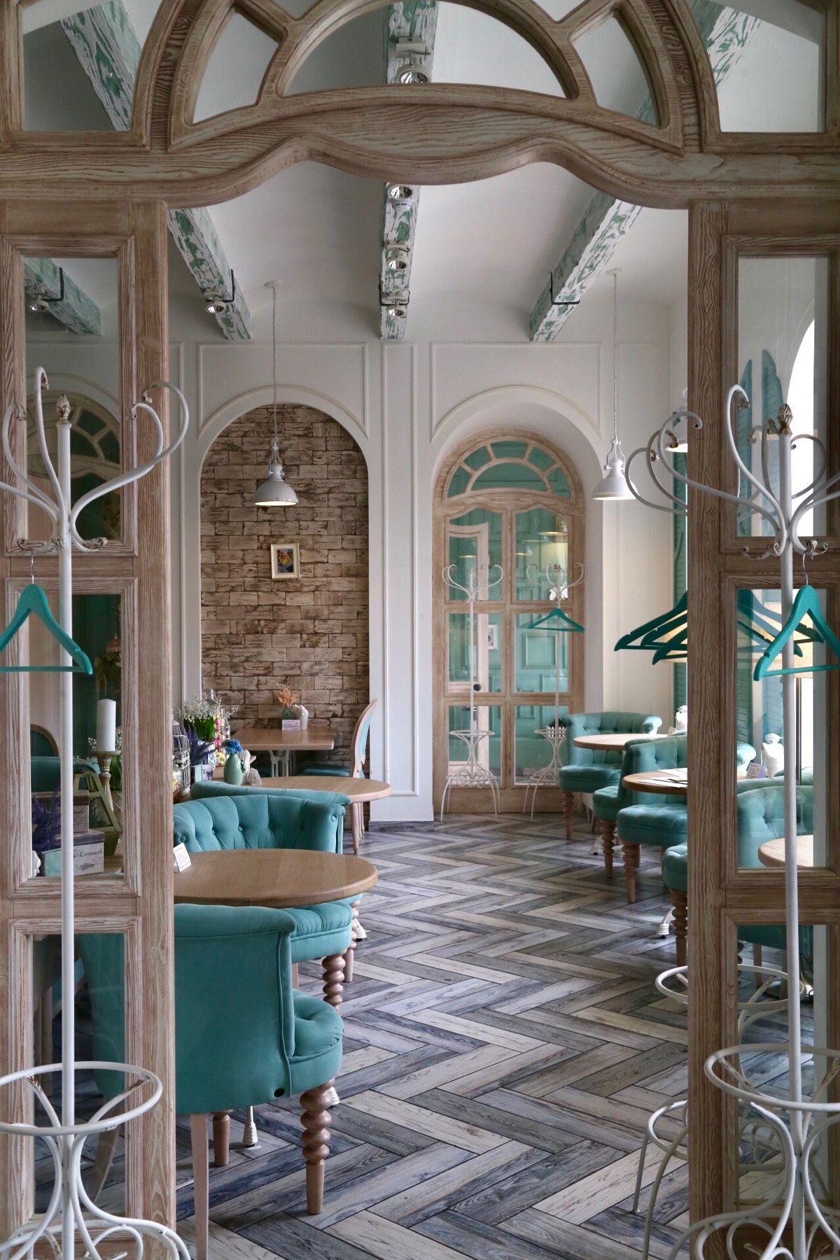 パステルブルーと白を基調とした内装が可愛いカフェ、Duet

ウラジオスト...