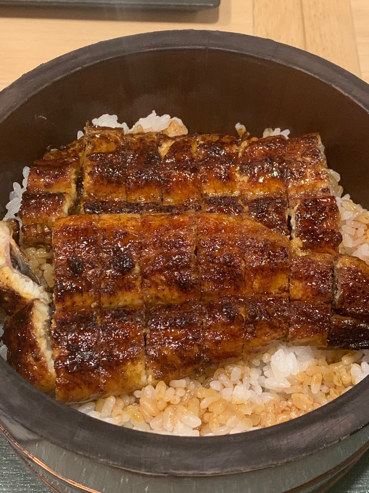 名古屋といえば、ひつまぶし。美味しい！

すっごい空いてる。

2枚目はウ...
