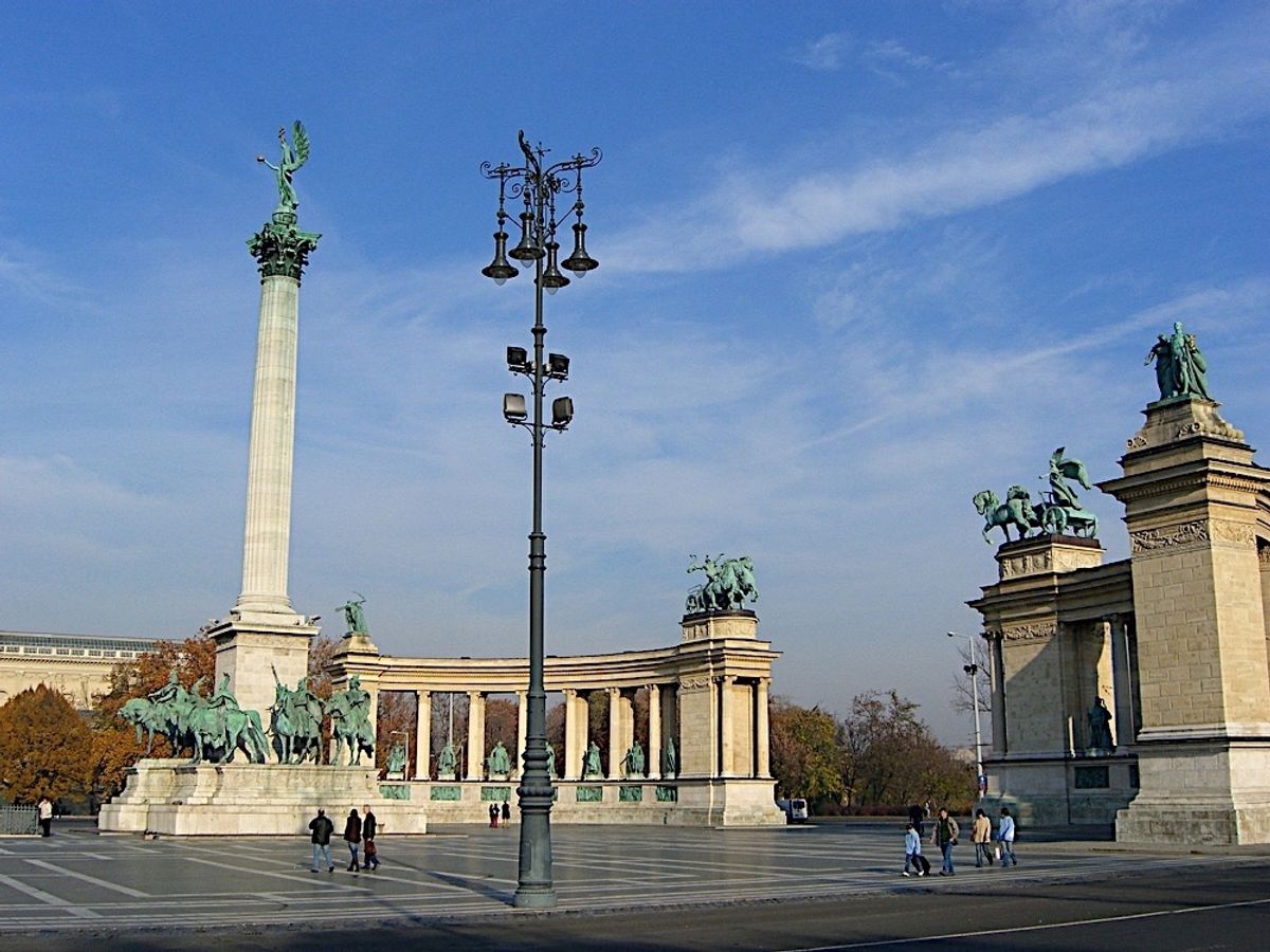 ヨーロッパに降り立って初めて観光した場所が、ハンガリーはブダペストの英雄広...