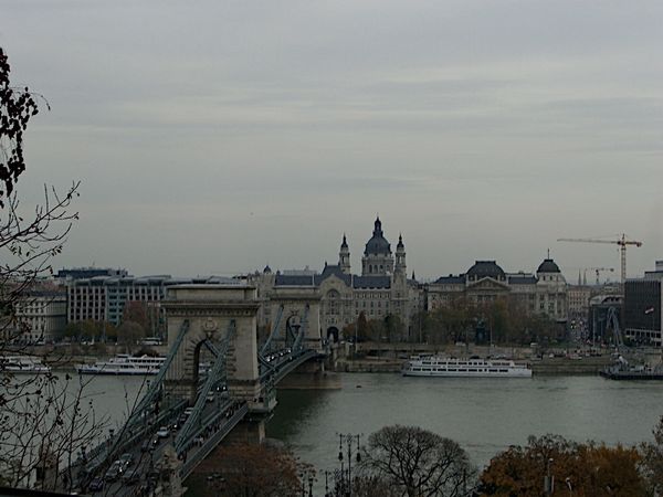 ハンガリー・ブダペスト「中欧4カ国周遊ツアー（H.I.S）ハンガリー編」の写真：セーチェーニ鎖橋。
ハンガリー市内でド...