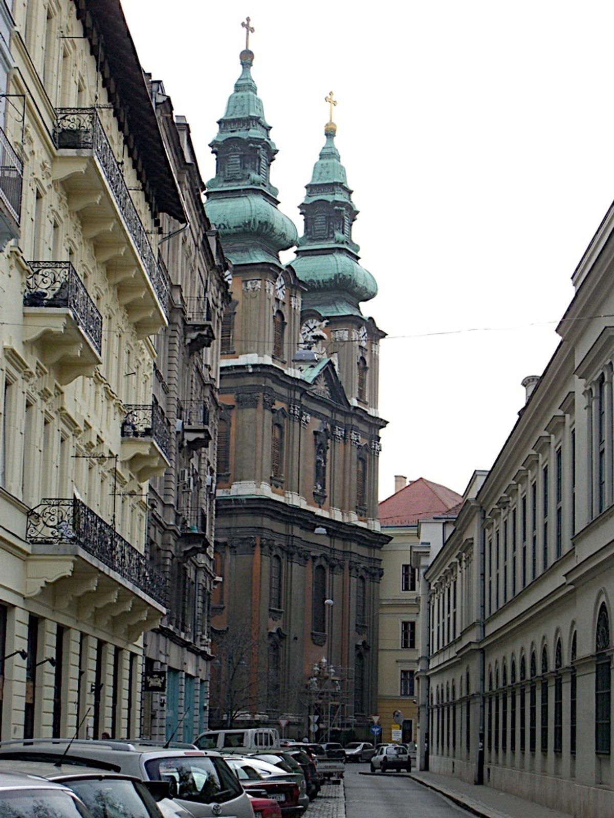 ハンガリーの町並みは、んー、落書きとか犬のフンとかあったり、車もあまり洗う...