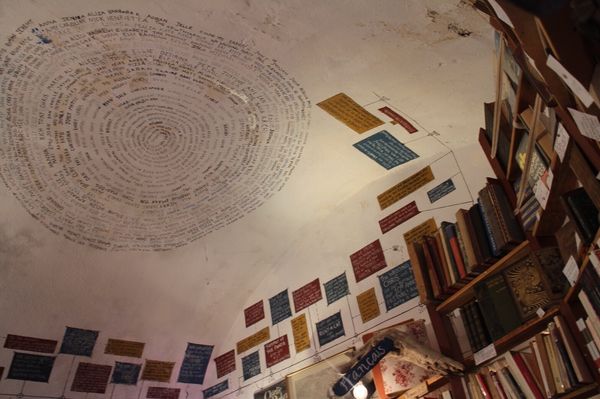 ギリシャ・アテネ「エーゲ海に恋して」の写真：サントリーニ島唯一の本屋さん
昼と夜では...