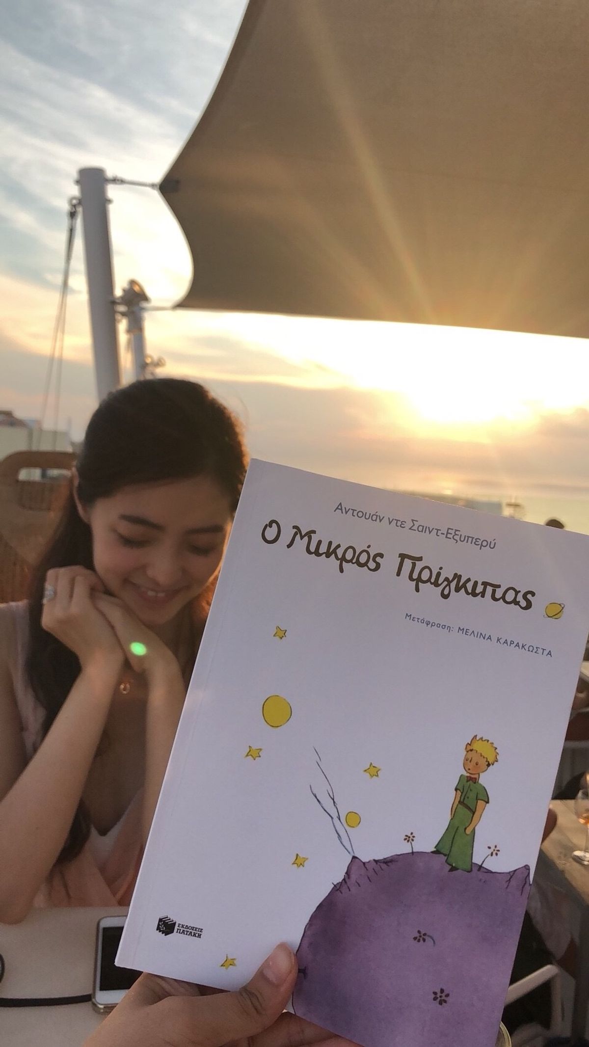 サントリーニ島唯一の本屋さん
昼と夜では別の顔！好きすぎて滞在中3回訪れました！