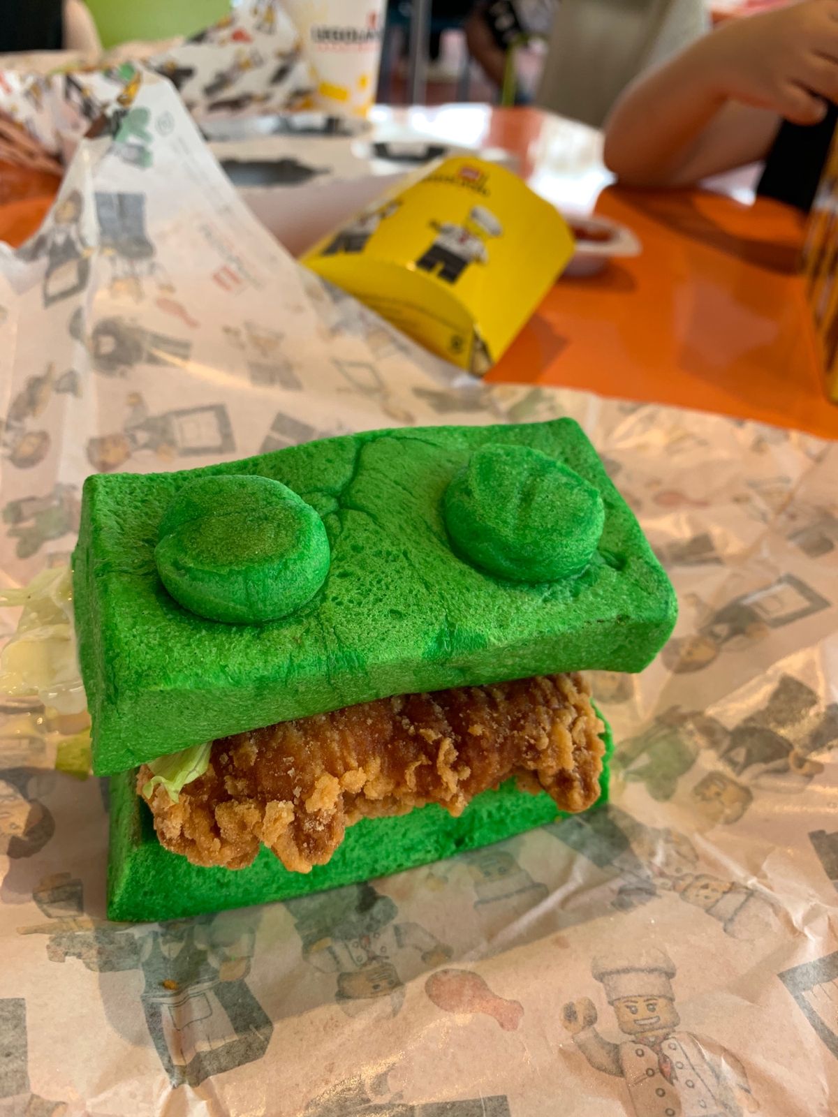 レゴランドリゾートに来たら是非とも食べて欲しい（？）レゴサンドイッチ！

...