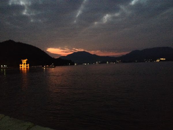 日本・島根県「厳島神社 出雲大社」の写真：穏やかな海に浮かぶ鳥居と、背後の山が日本...