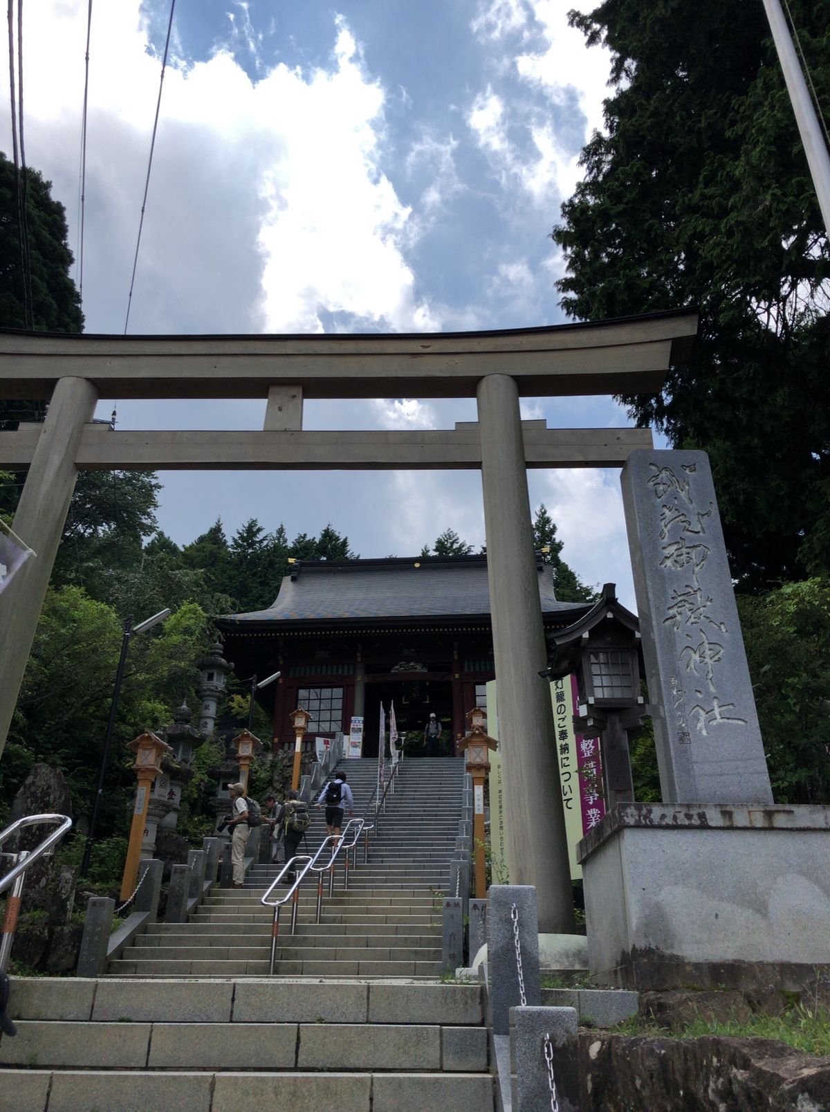 御嶽神社にも参拝してきました。途中樹齢1000年を超える神代檜もありました...