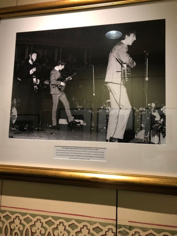 イギリス(英国)・London「イギリス旅行」の写真:ホールの廊下は歴代の公演の写真がずらりと...