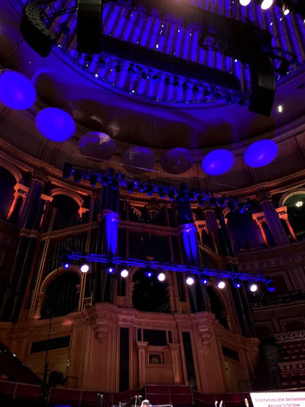 イギリス(英国)・London「イギリス旅行」の写真:ホールの中も伝統的で素敵な空間でした。
...