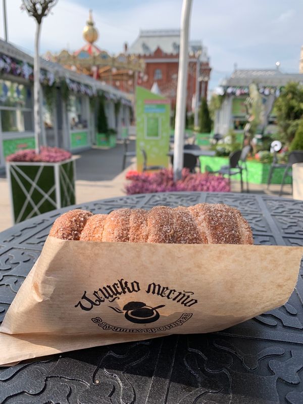 ロシア連邦・モスクワ「モスクワ トランジット14時間の旅」の写真：フードマーケットで軽食。