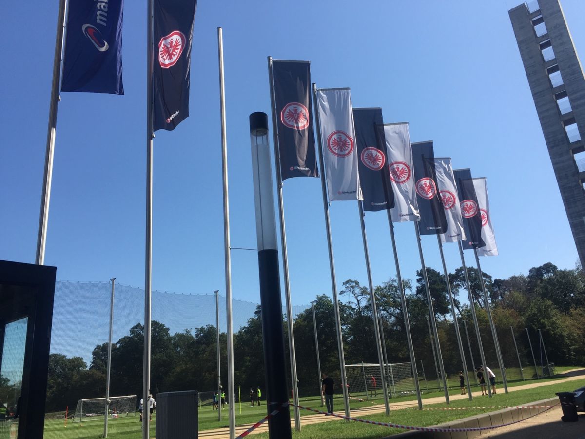 最初はアイントラハト・フランクフルトの本拠地コメルツバンク・アリーナへ。
...