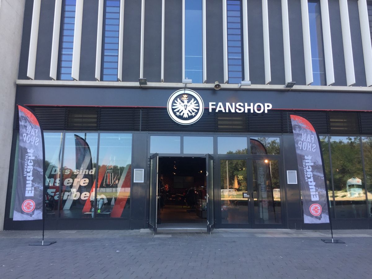 アレーナ内のファンショップ。長谷部さんのレプリカ欲しかったんだけど…XXL...