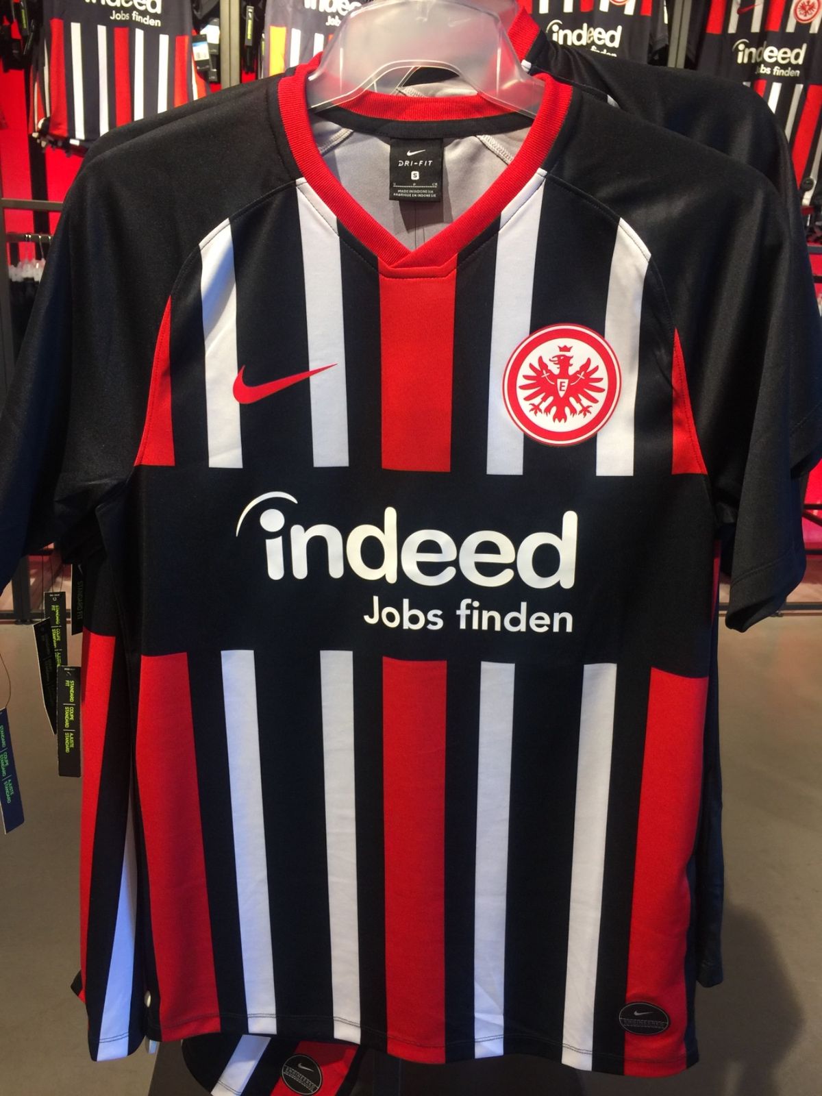 アレーナ内のファンショップ。長谷部さんのレプリカ欲しかったんだけど…XXL...