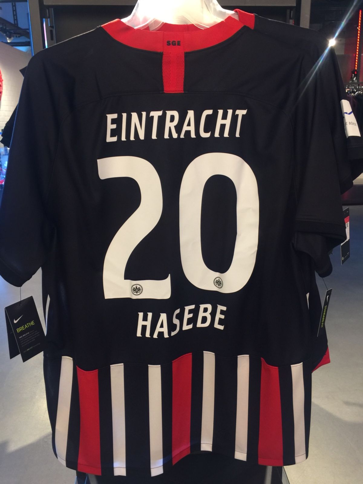 アレーナ内のファンショップ。長谷部さんのレプリカ欲しかったんだけど…XXL...