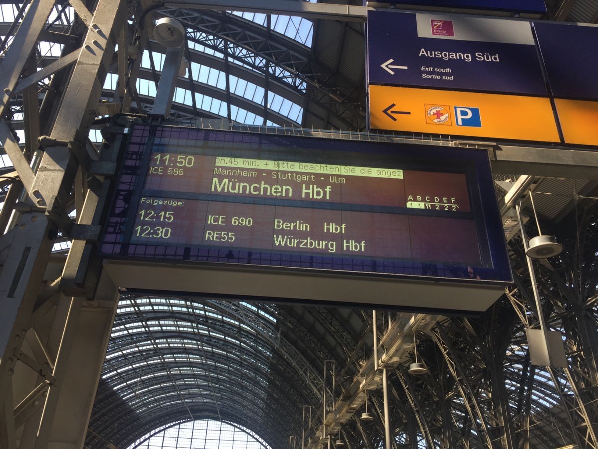 今日は初のブンデスリーガ観戦。ICEが45分も遅れてて、試合開始に間に合う...