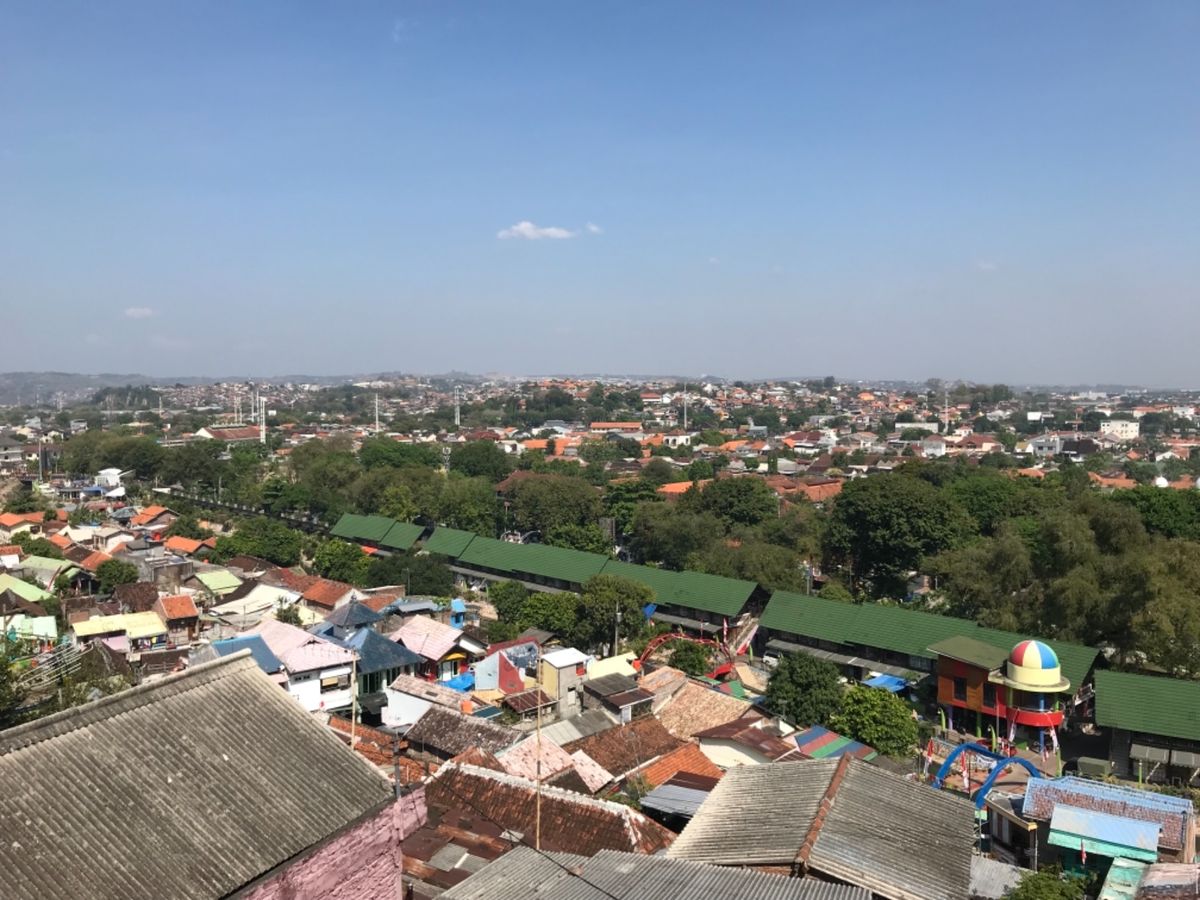 ①カンプン・ペランギへの道のり
②カンプン・ペランギの頂上からの眺め
③カ...