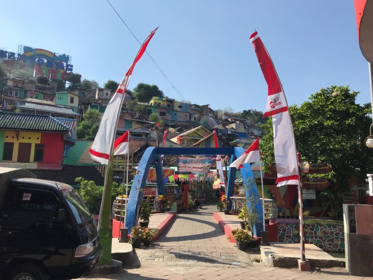 ①カンプン・ペランギへの道のり
②カンプン・ペランギの頂上からの眺め
③カ...