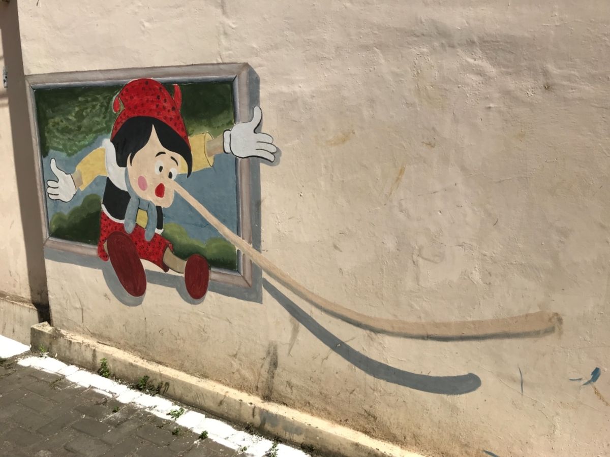 ①ウォールアートはまだまだ続く
②あまりの暑さにネコもぐったり
③トリ...