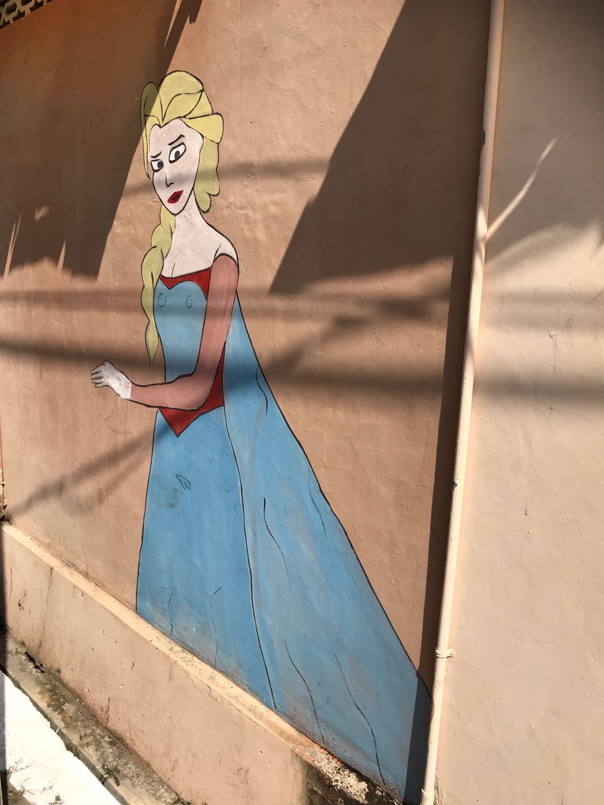 ①ウォールアートはまだまだ続く
②あまりの暑さにネコもぐったり
③トリ...