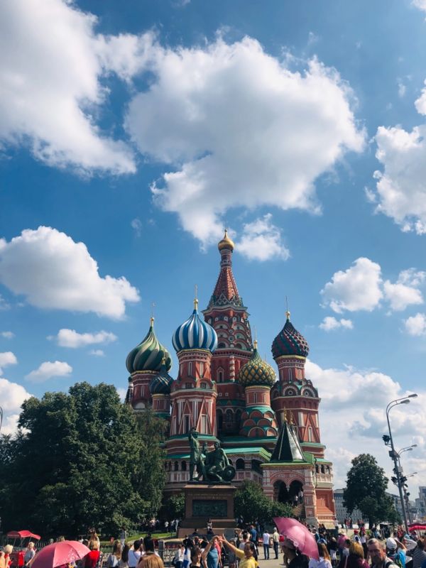 ロシア連邦・モスクワ「ヨーロッパ旅行2019(ハハと)」の写真：建物も、道路も広いや…
バシリー大聖堂...