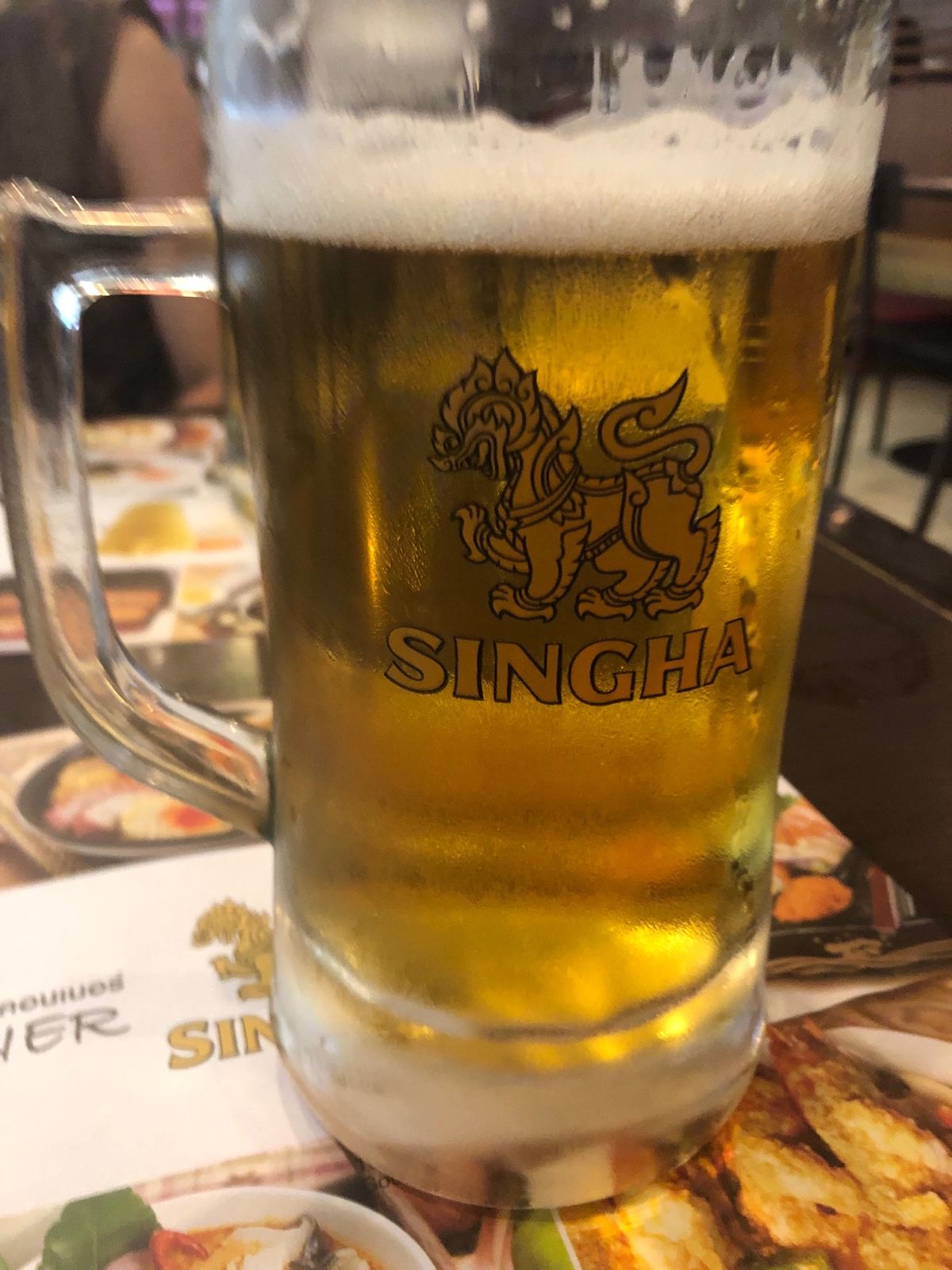 全然写真撮ってないじゃん。
どんだけ急いでたんだw
シンハーも空港での...