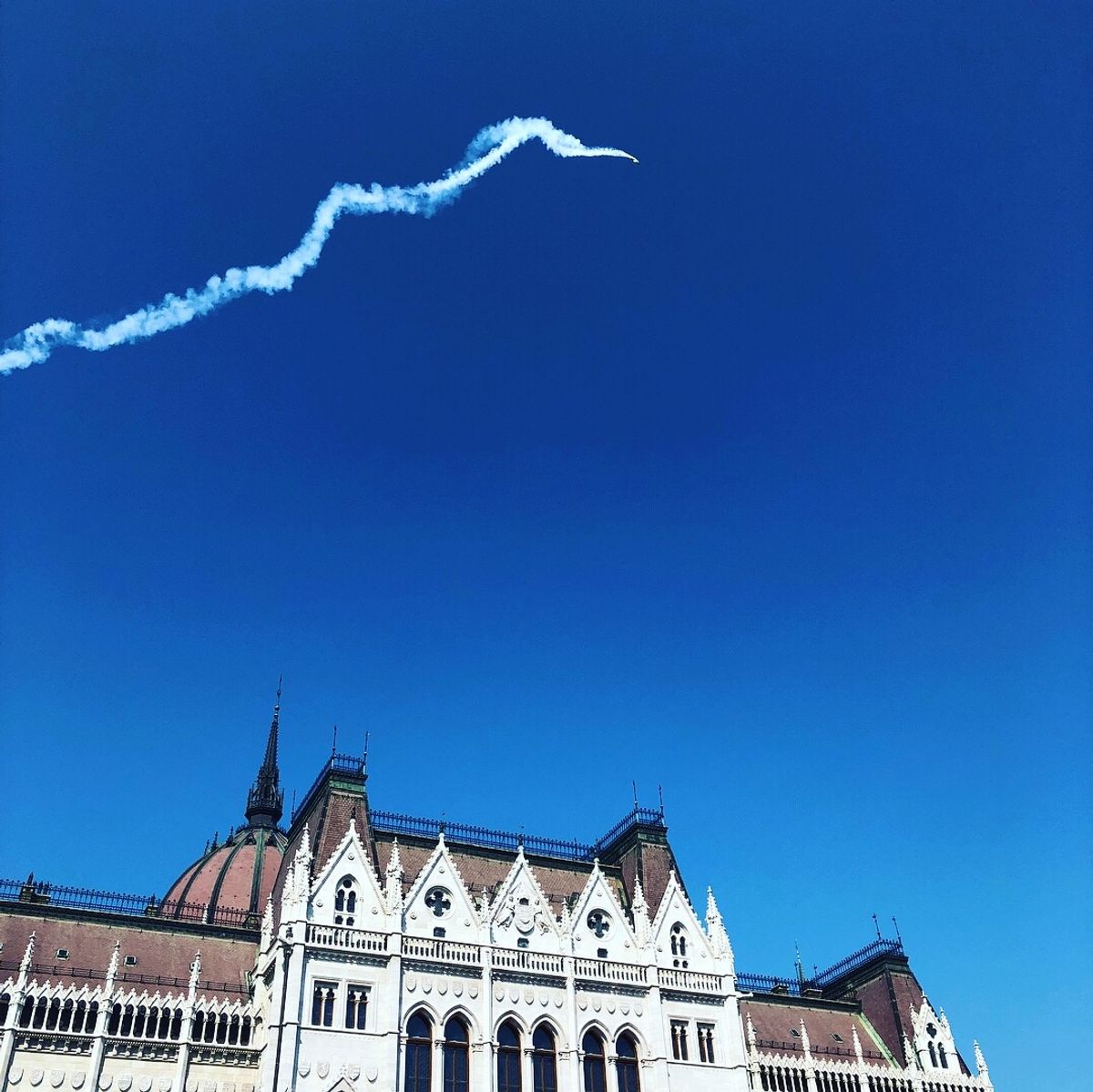 飛行機のは事故じゃなくて、航空ショー！建国記念日の。撮影技術なさすぎ…